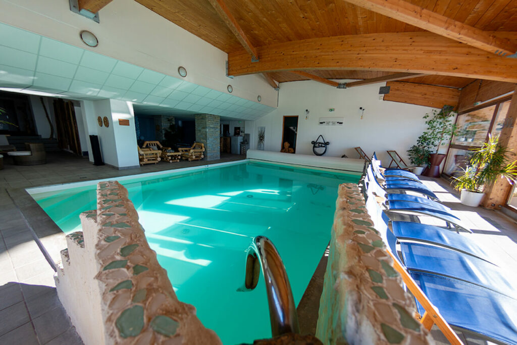SPA Les Bains de Chamrousse 2 piscine d altitude avec vue sur la montagne de Chamrousse